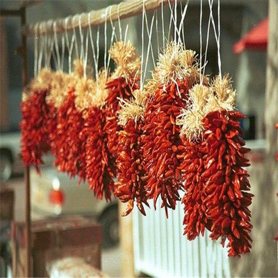 Luchtgedroogde rode kogel chili donkere rode kleur met hoed
