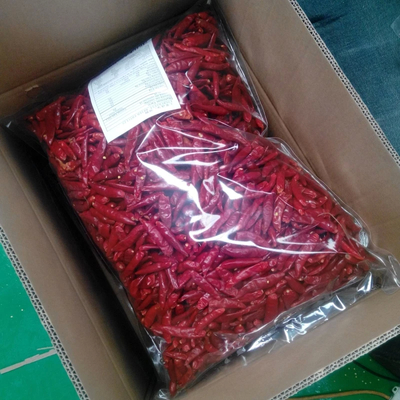 Gedroogde ronde rode jinta chilipeper voor het koken