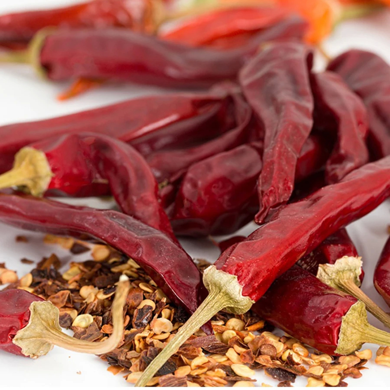 Smerige Cayenne chilipepers Sterke Sanying Tianjin chili paprika in stengel of stengel gesneden