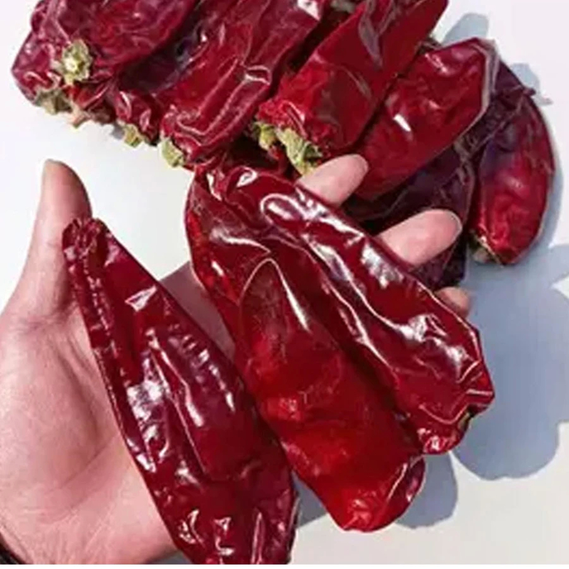 Zonne-gedroogde cayennepepers met een scherpte van 10 000 tot 20 000 Scoville-warmte-eenheden
